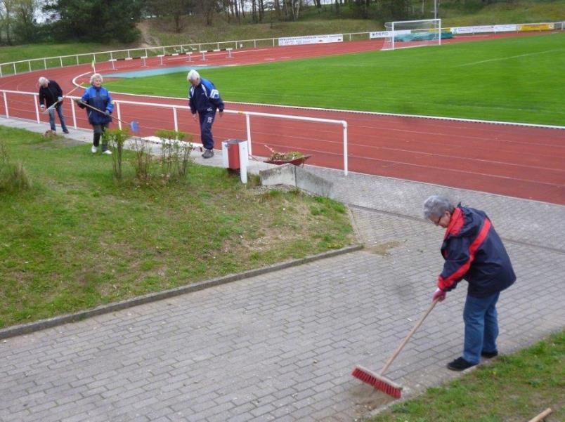 Arbeitseinsatz im Löwenberger Waldstadion