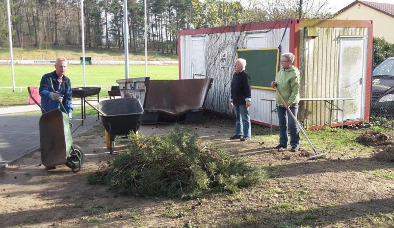 Arbeitseinsatz im Löwenberger Waldstadion